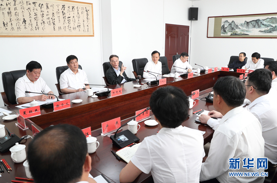 6月20日至22日，中共中央政治局常委、中央紀委書記王岐山在貴州省檢查紀檢監(jiān)察工作。這是6月21日，王岐山在修文縣委紀委座談會上講話。新華社記者 王曄 攝
