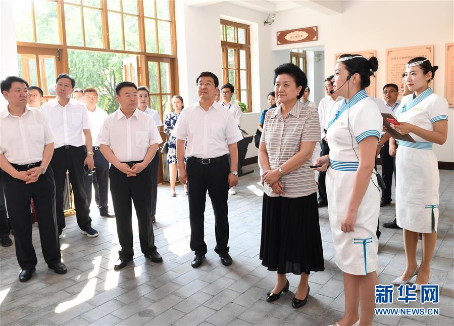 6月25日，全國(guó)民族團(tuán)結(jié)進(jìn)步創(chuàng)建經(jīng)驗(yàn)交流現(xiàn)場(chǎng)會(huì)在內(nèi)蒙古興安盟召開，中共中央政治局委員、國(guó)務(wù)院副總理劉延?xùn)|出席會(huì)議并講話。在內(nèi)蒙古期間，劉延?xùn)|考察內(nèi)蒙古人民代表會(huì)議舊址即“五一會(huì)址”，深入社區(qū)看望各族干部群眾。這是劉延?xùn)|考察“五一會(huì)址”。新華社記者 陳曄華 攝