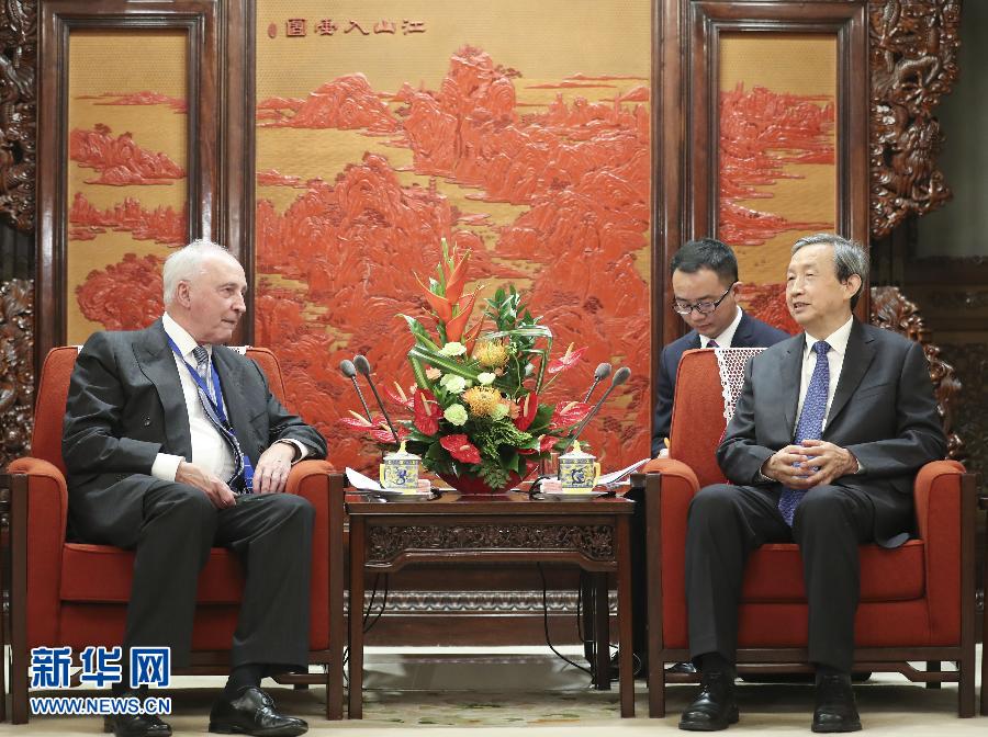 7月20日，國(guó)務(wù)院副總理馬凱在北京中南海紫光閣會(huì)見(jiàn)以澳大利亞前總理基廷為主席的國(guó)家開(kāi)發(fā)銀行國(guó)際顧問(wèn)委員會(huì)成員。 新華社記者丁林?jǐn)z