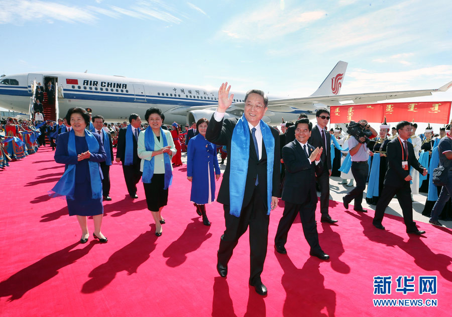 8月7日，以中共中央政治局常委、全國政協(xié)主席俞正聲為團(tuán)長(zhǎng)的中央代表團(tuán)飛抵呼和浩特，出席內(nèi)蒙古自治區(qū)成立70周年慶?；顒?dòng)。中央代表團(tuán)在機(jī)場(chǎng)受到內(nèi)蒙古各族群眾的熱烈歡迎。新華社記者 姚大偉 攝