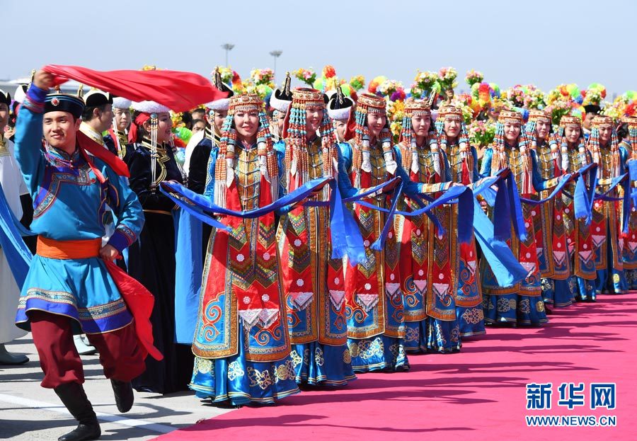 8月7日，以中共中央政治局常委、全國政協(xié)主席俞正聲為團(tuán)長(zhǎng)的中央代表團(tuán)飛抵呼和浩特，出席內(nèi)蒙古自治區(qū)成立70周年慶?；顒?dòng)。中央代表團(tuán)在機(jī)場(chǎng)受到內(nèi)蒙古各族群眾的熱烈歡迎。新華社記者 張領(lǐng) 攝