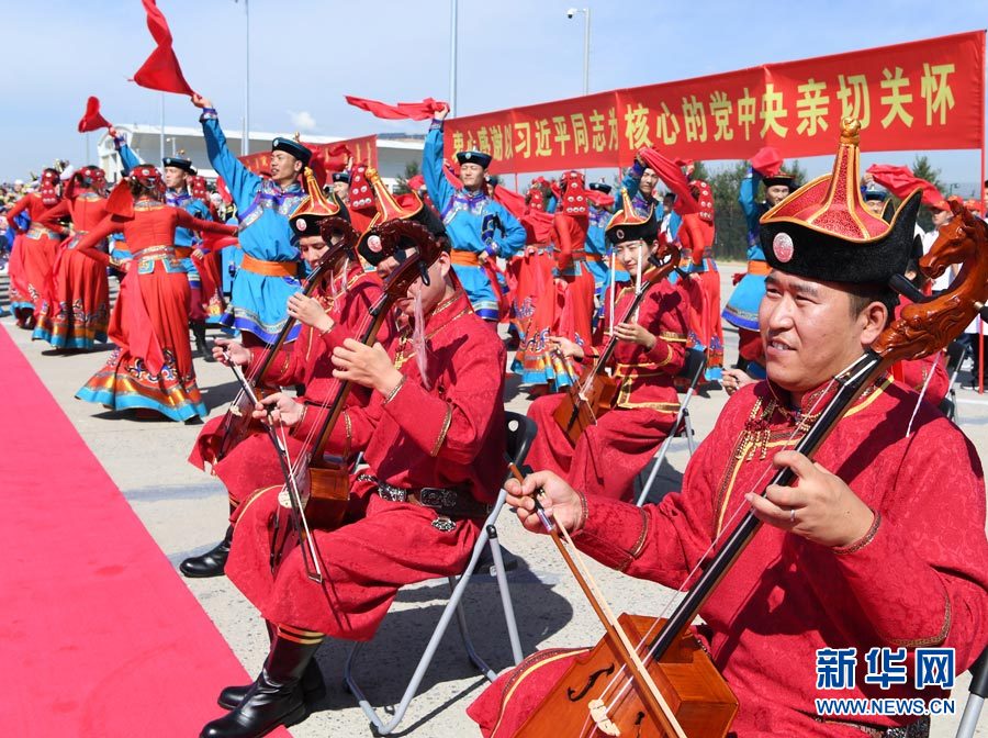 8月7日，以中共中央政治局常委、全國政協(xié)主席俞正聲為團(tuán)長(zhǎng)的中央代表團(tuán)飛抵呼和浩特，出席內(nèi)蒙古自治區(qū)成立70周年慶?；顒?dòng)。中央代表團(tuán)在機(jī)場(chǎng)受到內(nèi)蒙古各族群眾的熱烈歡迎。新華社記者 張領(lǐng) 攝