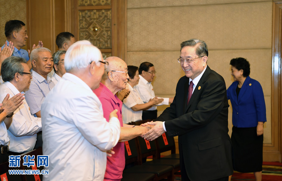 8月7日，中共中央政治局常委、全國政協主席、中央代表團團長俞正聲在內蒙古新城賓館會見內蒙古自治區離退休老同志和各族各界群眾代表，并與他們合影留念。新華社記者 張領 攝