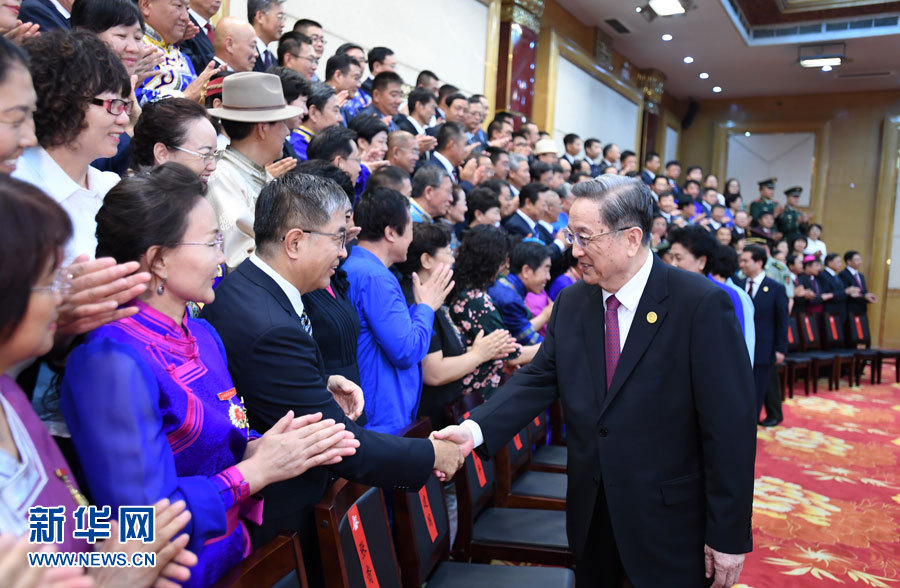 8月7日，中共中央政治局常委、全國政協主席、中央代表團團長俞正聲在內蒙古新城賓館會見內蒙古自治區離退休老同志和各族各界群眾代表，并與他們合影留念。新華社記者 張領 攝