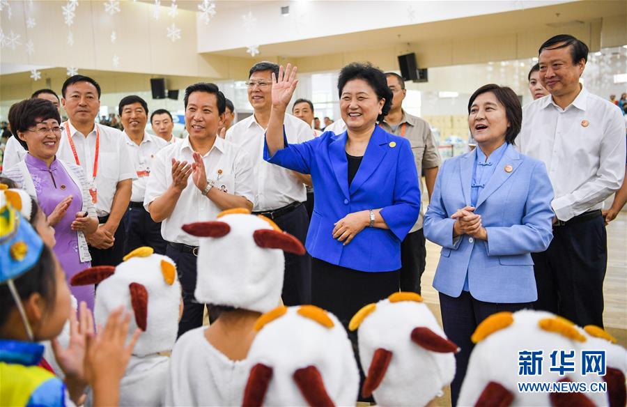 8月9日，中共中央政治局委員、國務(wù)院副總理、中央代表團(tuán)副團(tuán)長劉延?xùn)|率中央代表團(tuán)二分團(tuán)到赤峰看望慰問各族干部群眾。這是劉延?xùn)|在赤峰市青少年宮與青少年熱烈互動。新華社記者 連振 攝