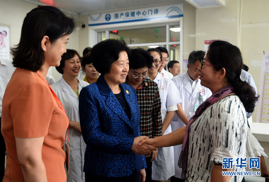 8月9日，中共中央政治局委員、中央統戰部部長、中央代表團副團長孫春蘭率中央代表團三分團，先后赴內蒙古自治區烏海市、阿拉善盟看望各族干部群眾。這是孫春蘭在烏海市婦兒醫療預防保健中心同患者親切交談。新華社記者 任軍川 攝