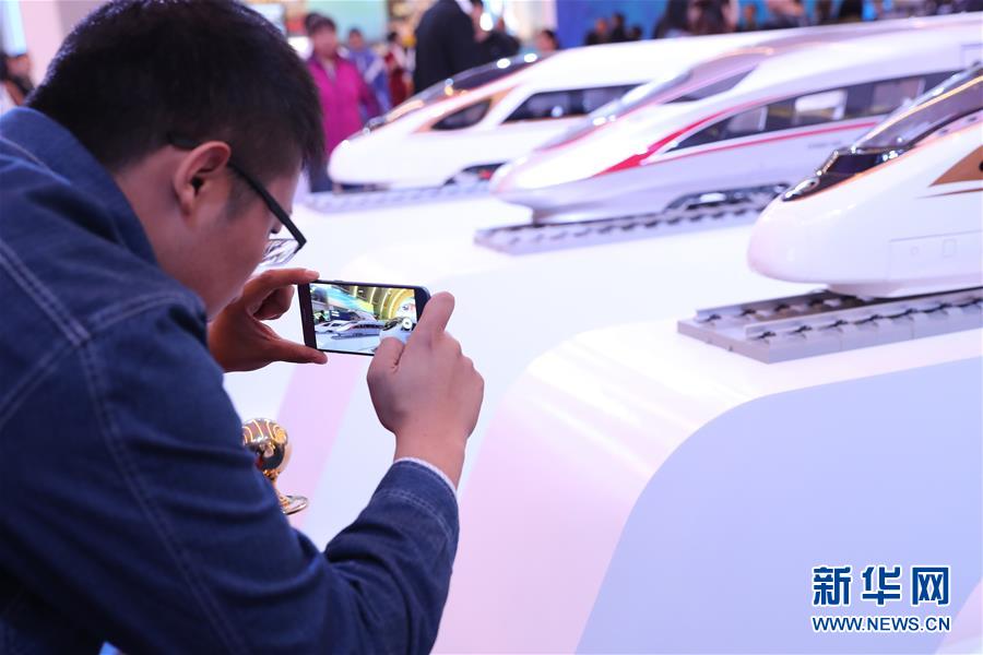 (十九大時光·圖文互動)(2)向著夢想,奮進!——來自“砥礪奮進的五年”大型成就展現場的報道