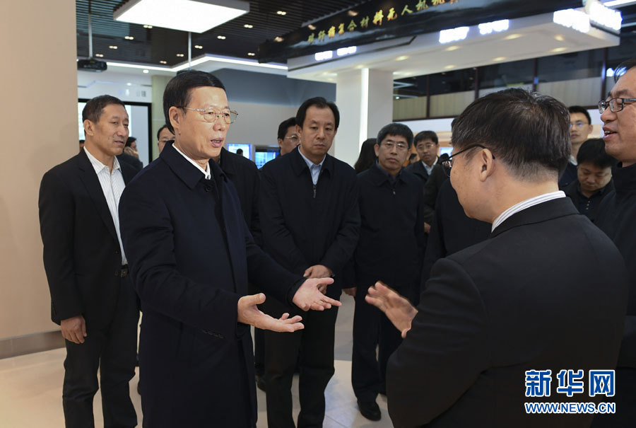 11月14日至15日，國務院副總理張高麗在黑龍江調研。這是11月14日，張高麗到黑龍江工業技術研究院成果展示中心，了解產學研結合推動創新發展情況。 新華社記者 高潔 攝