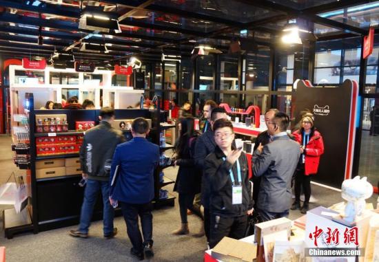 走進“互聯(lián)網(wǎng)之光”博覽會，無人超市是本次展會最大的熱點，顧客可用二維碼進入超市，實現(xiàn)全自動購物。