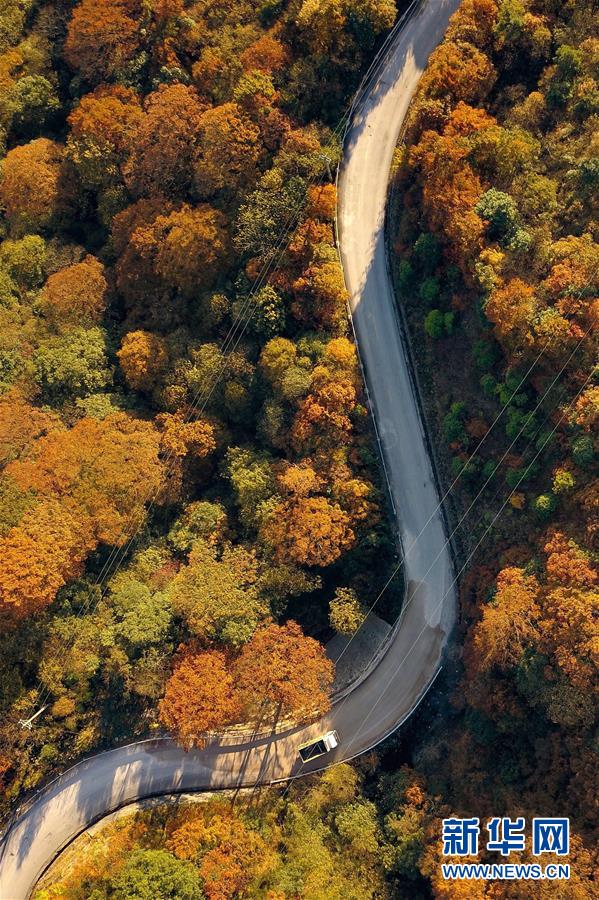 （新華全媒頭條&middot;新時代新氣象新作為&middot;圖文互動）（9）抬腳踏上水泥路，出門坐上公交車&mdash;&mdash;我國竭力破除農村交通&ldquo;最后一公里&rdquo;瓶頸