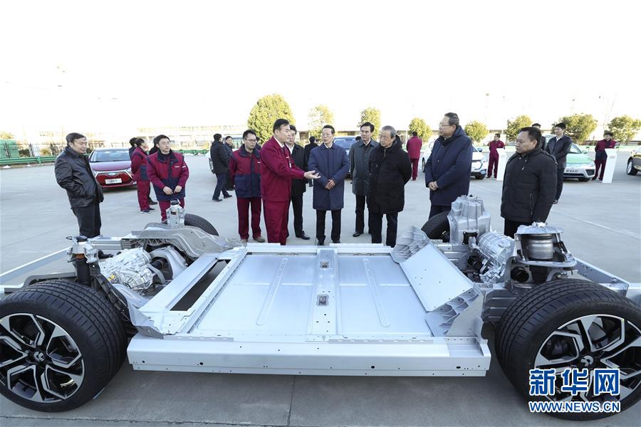 1月9日至10日，國(guó)務(wù)院副總理張高麗在安徽調(diào)研推動(dòng)長(zhǎng)江經(jīng)濟(jì)帶發(fā)展工作。這是1月9日，張高麗在江淮汽車股份有限公司了解企業(yè)生產(chǎn)經(jīng)營(yíng)和參與國(guó)際產(chǎn)能合作情況。新華社記者 龐興雷 攝