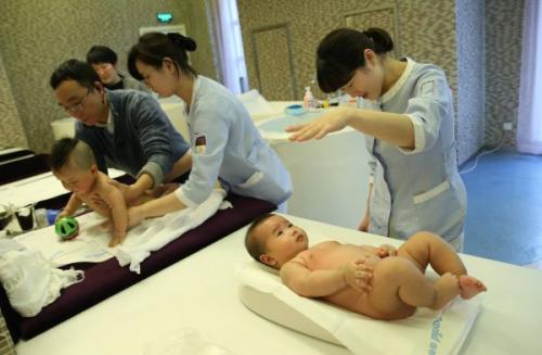 資料圖片：1月30日，母嬰家庭保健師在上海一家月子會所內護理嬰兒。新華社記者 裴鑫 攝