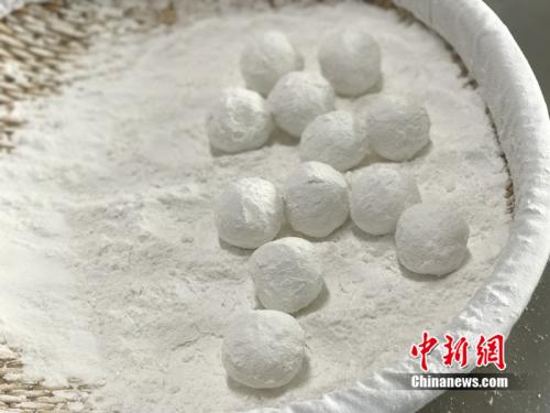 制作元宵時，首先要將餡料做好，沾上水，再投進盛滿糯米粉的笸籮內搖。<a target='_blank'  ><p  align=