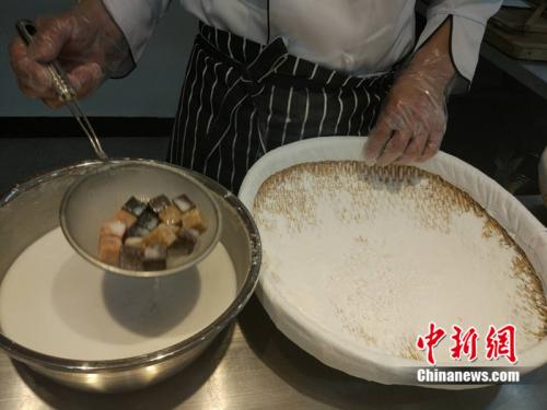 制作元宵時，首先要將餡料做好，沾上水，再投進盛滿糯米粉的笸籮內搖。<a target='_blank'  ><p  align=