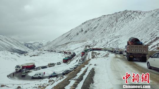暴雪致川藏線(xiàn)數(shù)百輛車(chē)受阻武警某部緊急出動(dòng)6小時(shí)搶通