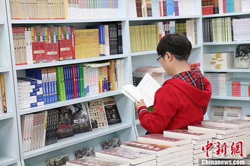 5月9日，一女子在哈爾濱市某書店選購圖書。從5月1日至5月4日，全國32家紙廠宣布漲價，各紙種漲價幅度為每噸100元至300元不等。對此，出版行業業內人士表示“因為紙張價格上漲，直接造成了出版成本的明顯增加，出版行業只能被迫對圖書定價進行調整。”
<a target='_blank' >中新社</a>記者 于琨 攝