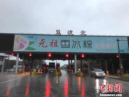 網(wǎng)傳車輛被淹的收費站現(xiàn)狀。　鐘欣 攝