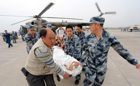 戰(zhàn)士們?cè)谔J山災(zāi)區(qū)轉(zhuǎn)移重傷員(來源:中國(guó)軍網(wǎng))