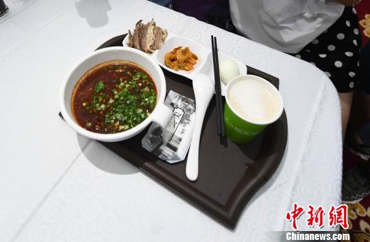 圖為“環西部火車游Y667/8次”列車上推出蘭州牛肉面套餐，套餐38元，有一碗牛肉面、一碟牛肉、一個雞蛋、一份小菜、一份甜胚子?！钇G敏 攝