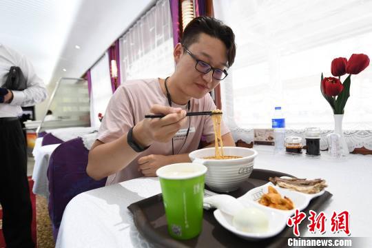 圖為旅客在列車上享用正宗牛肉面。　楊艷敏 攝