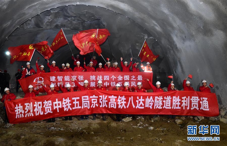 （新華全媒頭條·圖文互動(dòng)）（1）領(lǐng)航！向著高質(zhì)量發(fā)展堅(jiān)定前行——以習(xí)近平同志為核心的黨中央引領(lǐng)中國(guó)經(jīng)濟(jì)發(fā)展述評(píng)