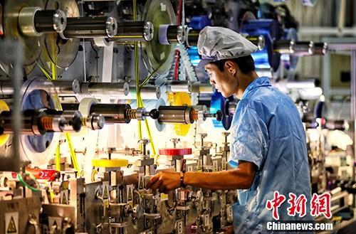 圖為江蘇鹽城一家企業(yè)內的生產(chǎn)景象。<a target='_blank' ><p  align=