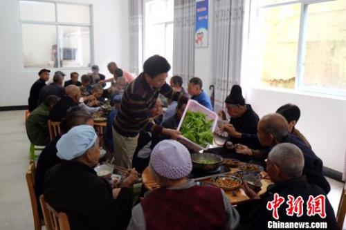 資料圖：社會(huì)福利中心吃飯的老人們。徐學(xué)練 攝。
