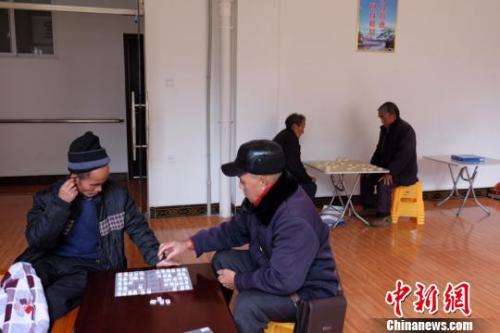 資料圖：老人們?cè)谙缕?。徐學(xué)練 攝。