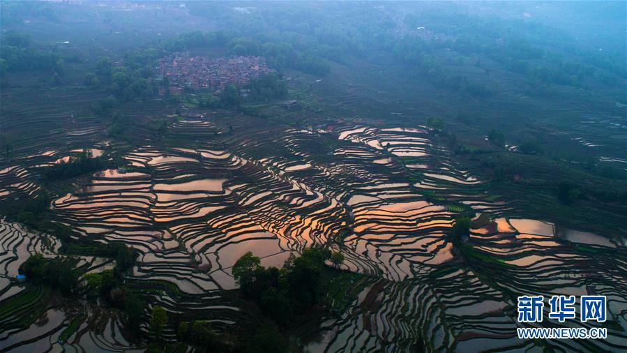 (新華全媒頭條·圖文互動)(13)讓各民族手足相親守望相助——以習近平同志為核心的黨中央關心少數(shù)民族和民族工作紀實