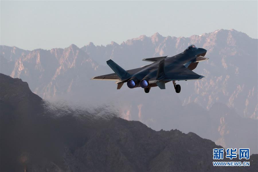 （新華全媒頭條·人民空軍70年·圖文互動）（14）陽光照耀奮飛的航程——黨中央、中央軍委和習主席關心人民空軍建設發展紀實