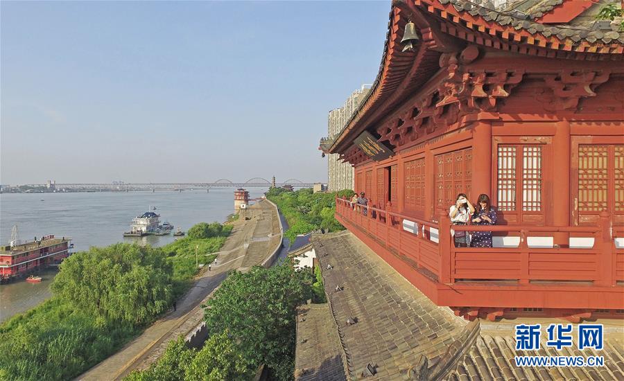 （在習近平新時代中國特色社會主義思想指引下——新時代新作為新篇章·總書記關切高質量發(fā)展·圖文互動）（2）在藍天白云下——污染防治攻堅戰(zhàn)持續(xù)推進