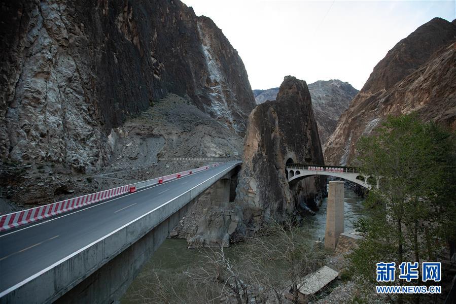 （新華全媒頭條&middot;圖文互動(dòng)）（8）格桑花開滿天路&mdash;&mdash;寫在川藏公路通車65周年之際