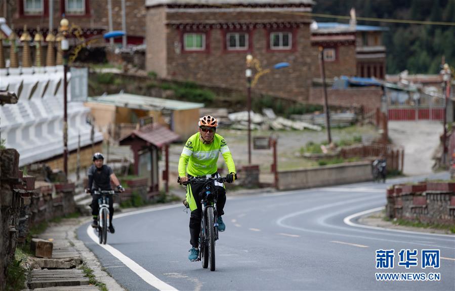 （新華全媒頭條&middot;圖文互動(dòng)）（11）格桑花開滿天路&mdash;&mdash;寫在川藏公路通車65周年之際