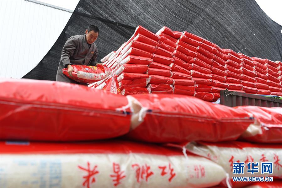 （在習(xí)近平新時(shí)代中國(guó)特色社會(huì)主義思想指引下——新時(shí)代新作為新篇章·總書(shū)記關(guān)切高質(zhì)量發(fā)展·圖文互動(dòng)）（4）穩(wěn)住“一頭豬”、供好“一袋米”、配好“一籃菜
