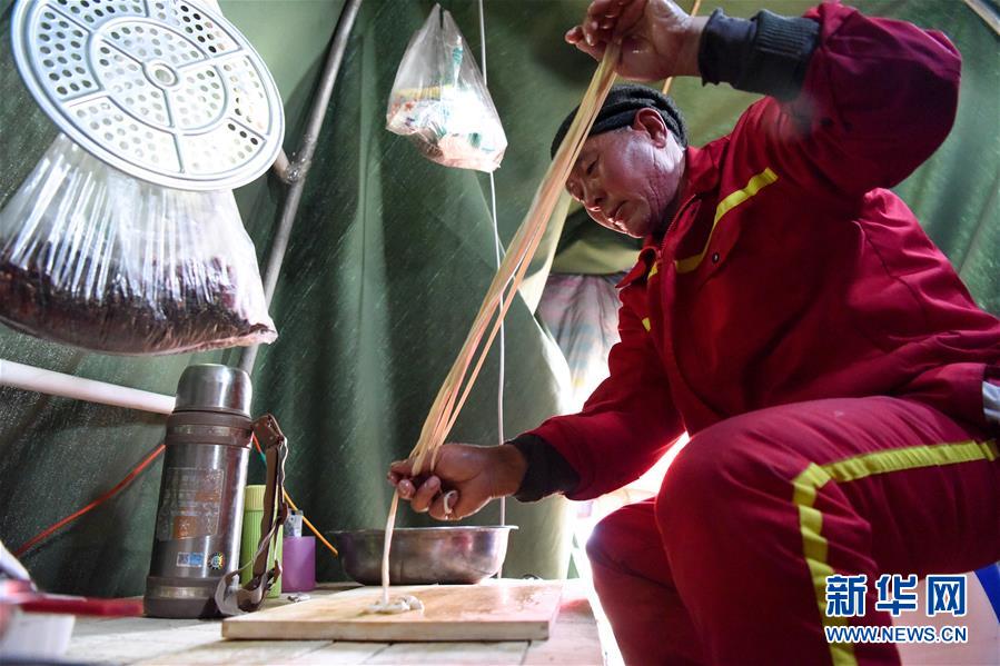 （新春走基層·圖文互動）（7）大漠中，一頂帳篷守歲五年