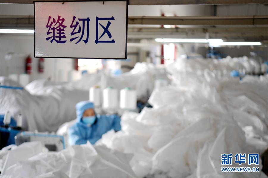 （聚焦疫情防控·圖文互動）（2）我們能多產一件，前方就少一份風險——醫用防護服“河北制造”緊急“起飛”記