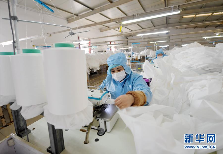 （聚焦疫情防控·圖文互動）（6）我們能多產一件，前方就少一份風險——醫用防護服“河北制造”緊急“起飛”記