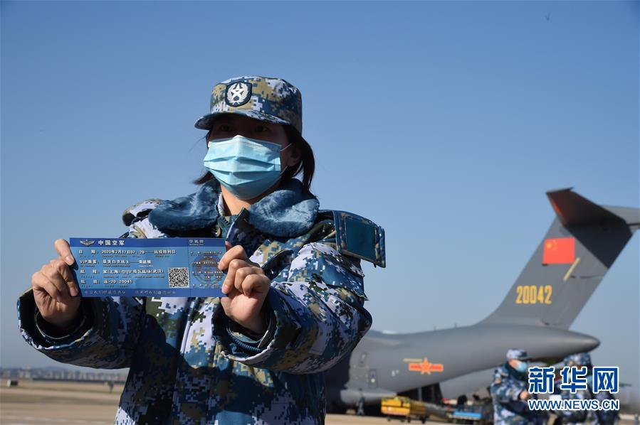 （聚焦疫情防控·圖文互動(dòng)）（19）空軍第四次向武漢大規(guī)?？者\(yùn)醫(yī)療隊(duì)員和物資