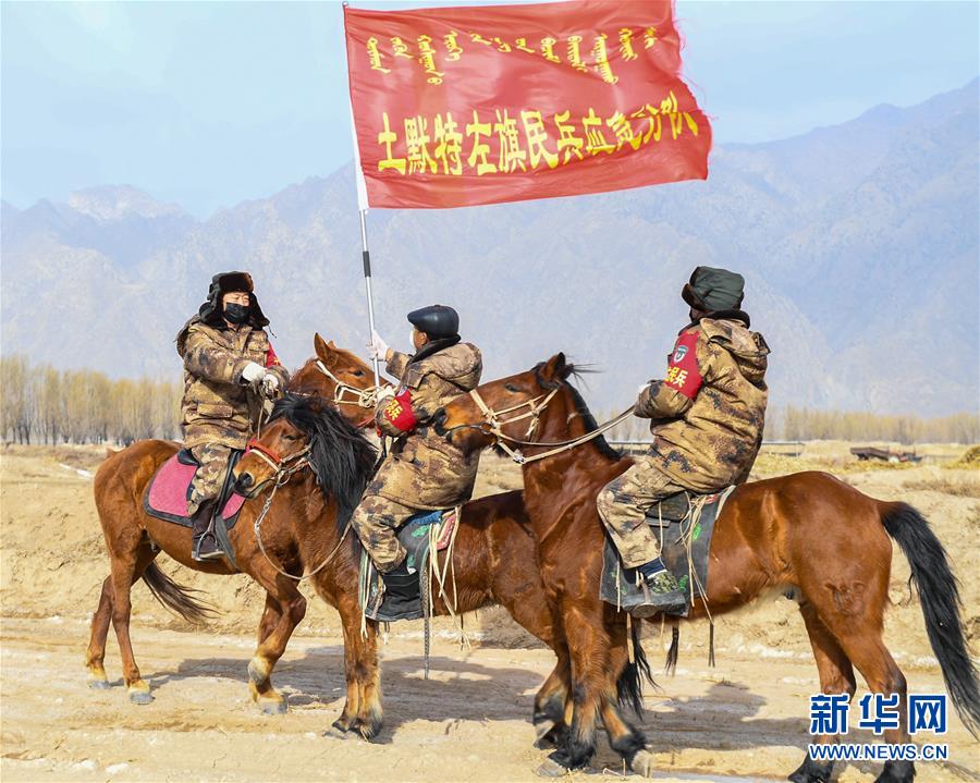 (聚焦疫情防控·圖文互動)(3)行進(jìn)在鄉(xiāng)間的馬背巡邏隊