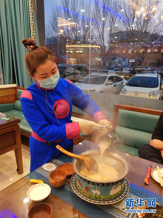 (圖文互動(dòng))(2)特寫(xiě):限人數(shù)、分餐吃、用公筷——偏遠(yuǎn)小城“吃飯”見(jiàn)聞