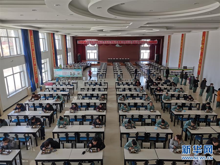 (圖文互動(dòng))(3)特寫(xiě):限人數(shù)、分餐吃、用公筷——偏遠(yuǎn)小城“吃飯”見(jiàn)聞