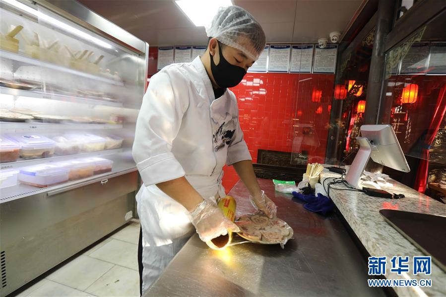 (圖文互動(dòng))(4)特寫(xiě):限人數(shù)、分餐吃、用公筷——偏遠(yuǎn)小城“吃飯”見(jiàn)聞