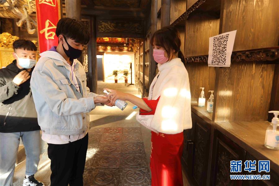 (圖文互動(dòng))(5)特寫(xiě):限人數(shù)、分餐吃、用公筷——偏遠(yuǎn)小城“吃飯”見(jiàn)聞