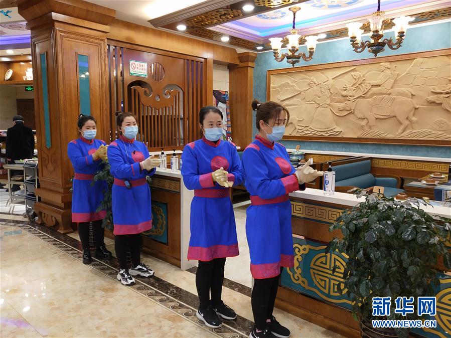 (圖文互動(dòng))(6)特寫(xiě):限人數(shù)、分餐吃、用公筷——偏遠(yuǎn)小城“吃飯”見(jiàn)聞