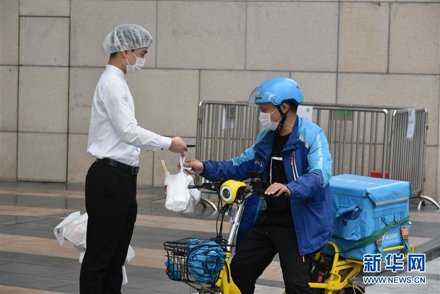 （聚焦復工復產·圖文互動）（1）觸網接單、開發簡餐、直播賣貨——餐企換招自救