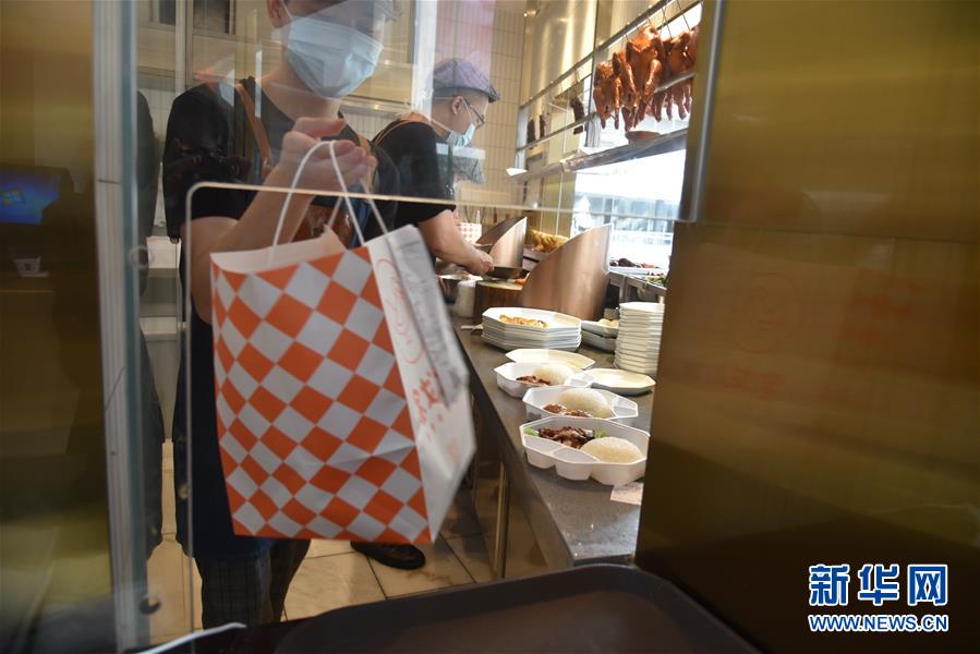 （聚焦復工復產·圖文互動）（4）觸網接單、開發簡餐、直播賣貨——餐企換招自救