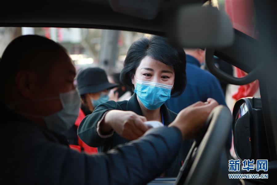 （習近平致敬的戰(zhàn)“疫”英雄·下沉干部篇·圖文互動）（2）他們，挺身而出守防線