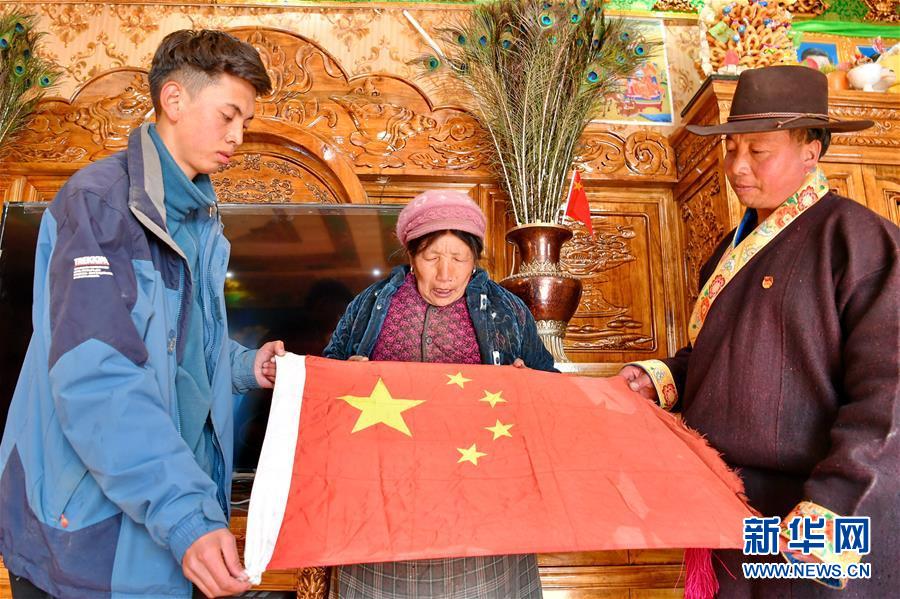 (新華全媒頭條·圖文互動)(4)一面國旗與三代人的守望——記西藏林芝市西日卡村的“紅色”傳承