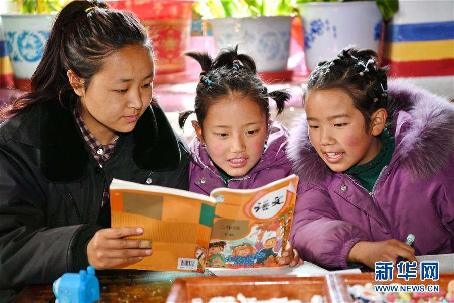 (新華全媒頭條·圖文互動)(2)一面國旗與三代人的守望——記西藏林芝市西日卡村的“紅色”傳承