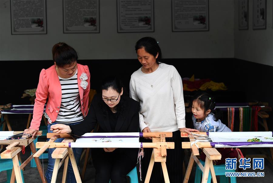 （兩會人物·圖文互動）（1）帶娃、賺錢兩不誤——一位農民工代表眼中的脫貧新工作